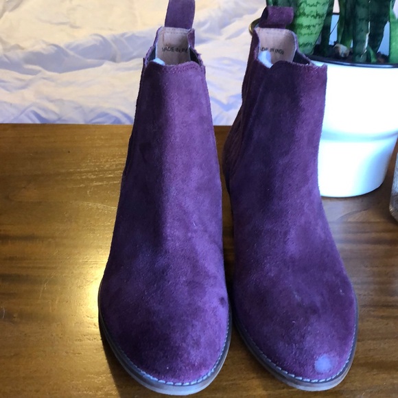 Maroon suede UO booties - Picture 4 of 5